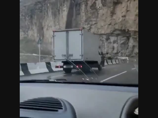 Шок-видео из Дагестана. Мощный сель сошел прямо на дорогу