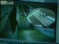 Камера наблюдения сняла, как человека столкнули под поезд.