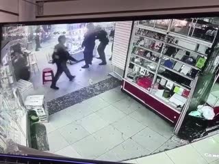 Иранские полицейские грабят магазин