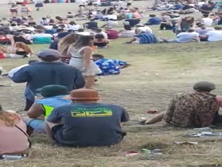 Парень схватил девушку за титьку и получил по голове