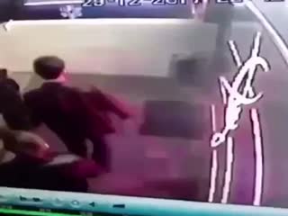 В Сочи мужчина погиб, пытаясь сесть на перила