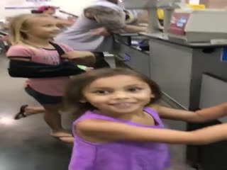 Дети убеждены, что кассир это Мауи из 