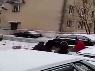 В Серпухове пенсионеры разбирают тележку с просрочкой, которую везут на помойку