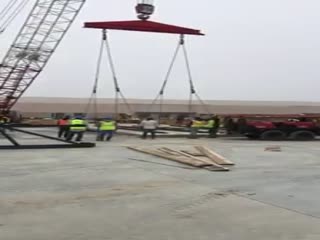 Падение большого крана на строительной площадке
