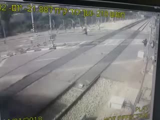 Не успела: поезд сбивает бегущую женщину в Рамле