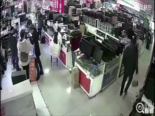 Покупатель в магазине укусил iPhone, спровоцировав взрыв