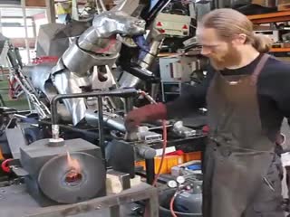 кузнец-токарь делает острый  и удобный для применение нож