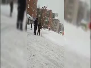 Инвалида через дорогу