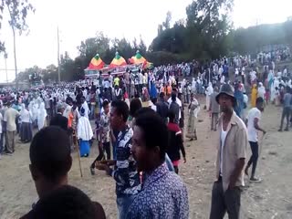 На религиозном фестивале в Эфиопии люди, переносившие священный тент, погибли от удара тока