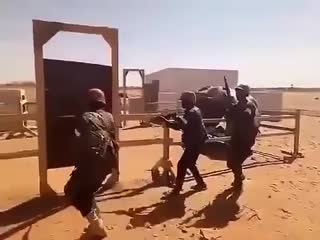 русский инструктор обучает бойцов одно из африканских стран!
