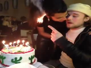 Девушка чуть не сожгла себе волосы