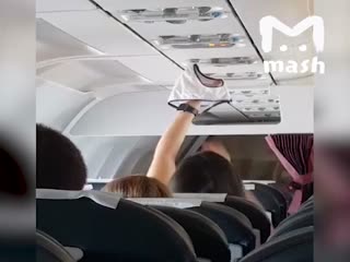 Девушка сушит трусы в салоне самолета
