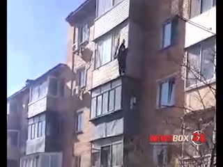 Во Владивостоке нетрезвый виновник ДТП во время задержания пытался выброситься с 4-го этажа