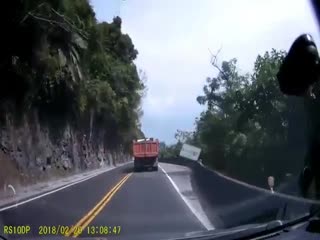 Опасная дорога с камнепадом