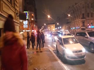 В Санкт-Петербурге группа хулиганов избила таксиста и изувечила его машину