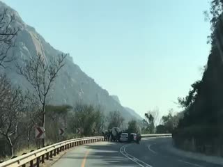 Грабители взорвали инкассаторский фургон в ЮАР