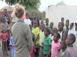 Африканские дети первый раз в жизни слышат скрипку