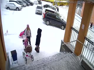 Снег упал на ребенка и двух женщин