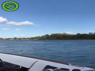 Поймал волну на каяке