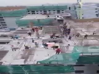 Столкновение строителей на крыше строящегося дома