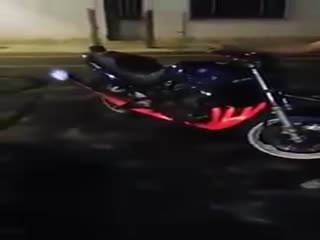 Идиот губит свой мотоцикл