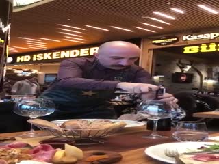 Вот как надо подавать вино