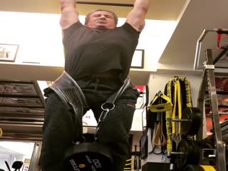 71-летний Сильвестр Сталлоне подтягивается с 30-килограммовым утяжелением