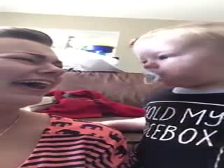 Младенец жертвует соской, чтобы успокоить маму