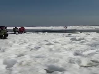 Двух людей оторвало на льдине в Долинском районе