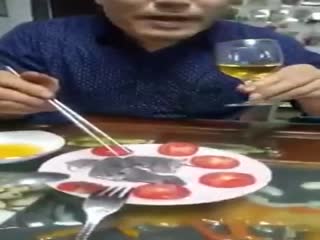 Китайская закуска к вину - живые крысы с помидорчиками