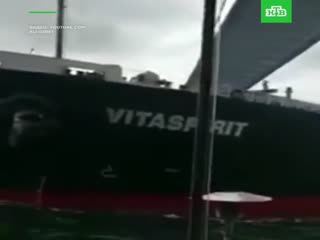 Вот так сидишь за столиком на набережной, и тут в кафе въезжает гигантский сухогруз