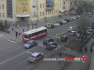 В Уссурийске автоледи припарковалась на... пешеходной дорожке