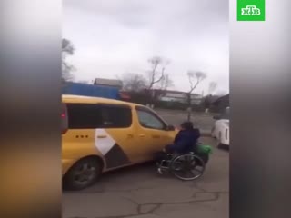 Инвалид-колясочник напал с ножом на такси, потому что водитель отказался его везти
