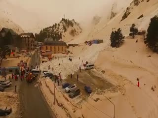 Сход желтого снега на Эльбрусе