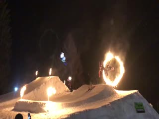 Сноубордист не сумел прыгнуть сквозь огненный обруч и загорелся