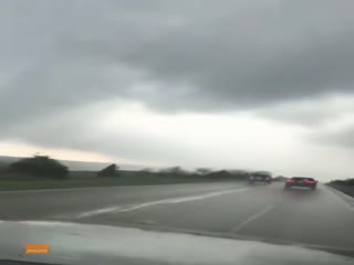 Торнадо вызывает автомобильную аварию