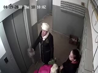 Смелая женщина против дебила с ножом