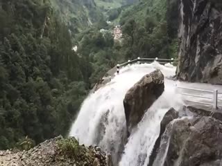 Через водопад