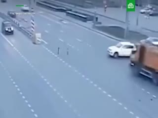 Смертельное ДТП с грузовиком и легковушками в Москве попало на видео
