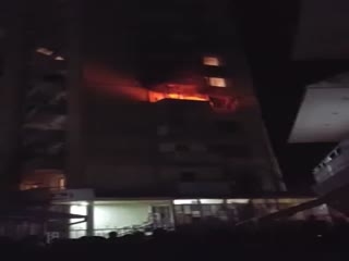 Спасавшаяся от огня девушка сорвалась с пятого этажа жилого дома в Оше