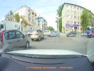 Свалил по тротуару