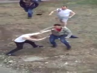 Весело отмечают Первое мая жители России в неустановленном месте