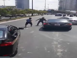 Драка вьетнамских водителей после ДТП