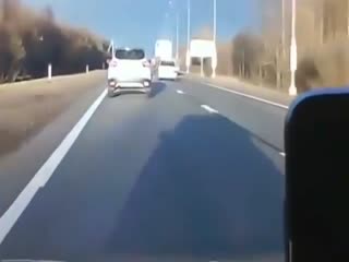 Едет по встречке!