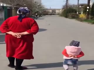 Внучка копирует походку бабушки
