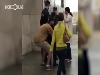 В Москве парень обхватил  малюсенького росгвардейца и пронес его по вестибюлю метро — возбуждено уголовное дело