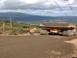 Ремонт дороги имел неприятные последствия для водителя самосвала