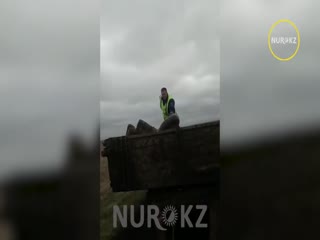 Трактористы выбросили на ходу из прицепа полицейского