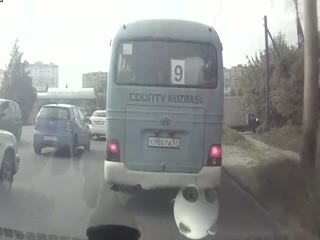 Водитель автобуса попытался объехать пробку