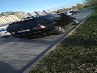 Парни на BMW, объезжая пробку по тротуару, избили велосипедиста и помяли ему колесо